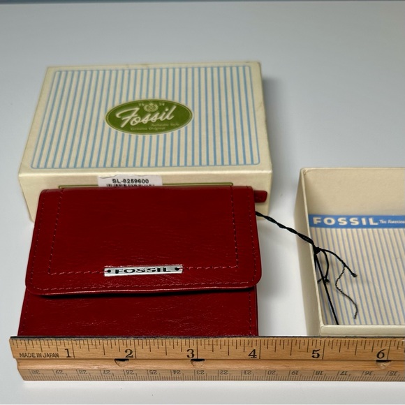 Fossil Red Leather Wallet New in Box - Picture 8 of 11